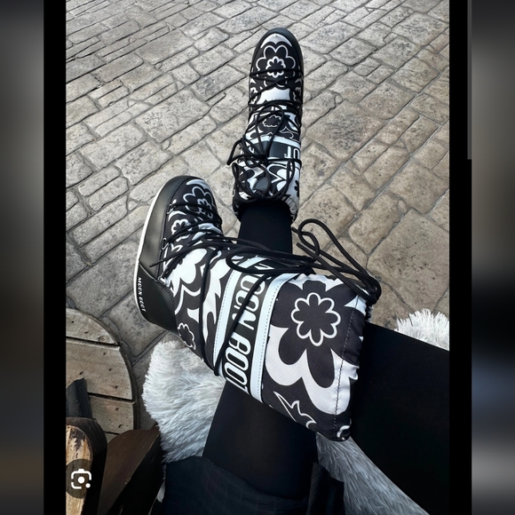 Moon Boot Icon Flower Moon Boots Floral Boots Black White Flowers - Picture 3 of 16
